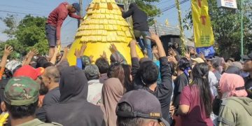 Ratusan Warga di Kediri Berebut Gunungan Tahu (foto/Bacaini)