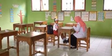 Hari Pertama Sekolah di Trenggalek, 1 Siswa di Kelas Sendirian (foto/Bacaini)