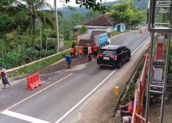 Tim Balai Besar Jawa Bali Teliti Jalan Amblas di Trenggalek