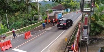 Tim Balai Besar Jawa Bali Teliti Jalan Amblas di Trenggalek (foto/Bacaini)