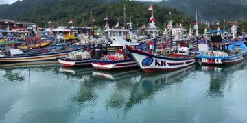 Cuaca Ekstrem Paksa Nelayan Trenggalek Berhenti Melaut (foto/Bacaini)