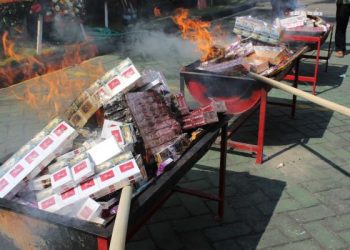 Pemusnahan Ratusan Ribu Rokok Ilegal di Tulungagung