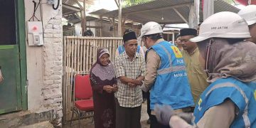 Bupati Jember, Muhammad Fawait saat meresmikan aliran listrik yang masuk untuk pertama kali di Dusun Bandealit