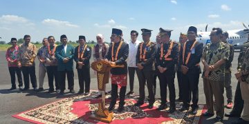 Bupati Jember, Muhammad Fawait bersama jajaran Forkopimda saat melaunching rute penerbangan Jember-Jakarta di Bandara Notonegoro