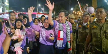 Bupati Jember Muhammad Fawait bersama Ketua TP PKK Jember, Ghyta Eka Puspita saat berada di garis finish Tajemtra 2025