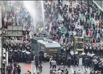 Ricuh di Gedung DPR RI, Aparat Tembakkan Gas Air Mata