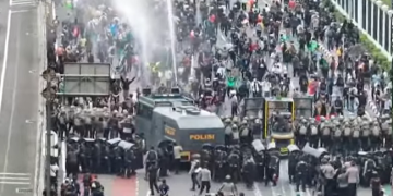 Ricuh di Gedung DPR RI, Aparat Tembakkan Gas Air Mata