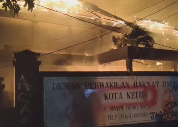 Kantor DPRD Kota Kediri Dibakar Massa