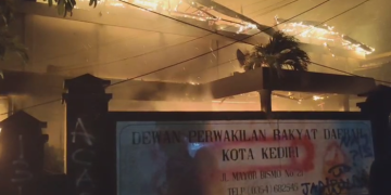 Kantor DPRD Kota Kediri Dibakar Massa