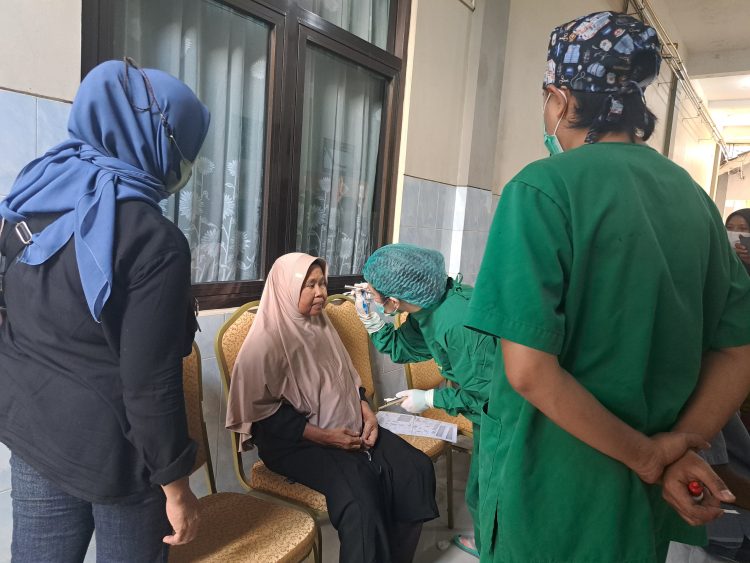 Peserta operasi katarak gratis di RSD Kalisat, Jember