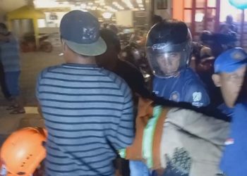 Petugas Damkar Pingsan Saat Padamkan Api di Jombang