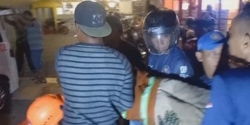 Petugas Damkar Pingsan Saat Padamkan Api di Jombang