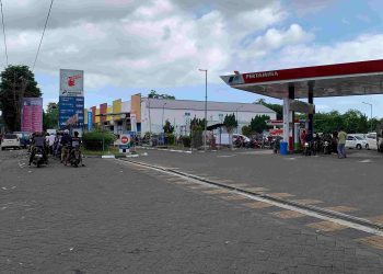 Antrean bbm di pom Ajung, Jember