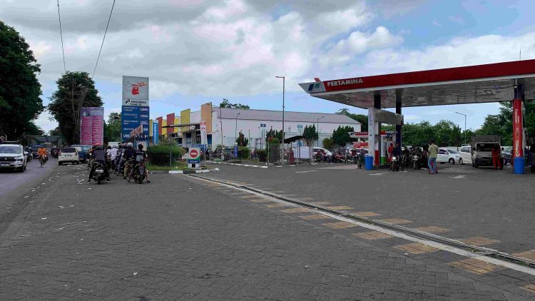 Antrean bbm di pom Ajung, Jember