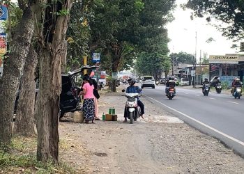 Tengkulak nakal yang menjual bbm eceran diatas normal. (Foto: istimewa)