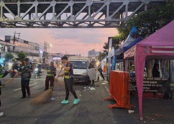 DLH Jember Kerahkan Puluhan Petugas Bersihkan Kota Usai JFC 2025