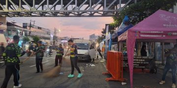 Petugas DLH Jember saat membersihkan sampah usai perhelatan JFC