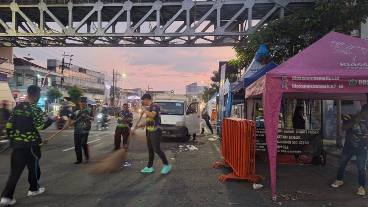 DLH Jember Kerahkan Puluhan Petugas Bersihkan Kota Usai JFC 2025