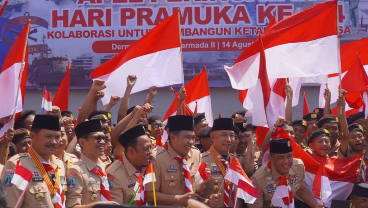 Hari Pramuka di Surabaya, Khofifah Panggil Bupati Jember ‘Gus Darling’