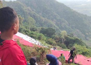 Serunya Mendaki dan Membentangkan Bendera di Gunung Klotok