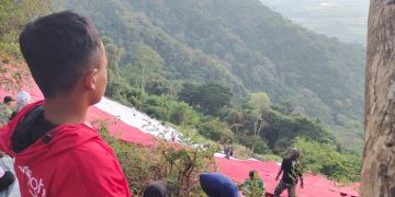 Serunya Mendaki dan Membentangkan Bendera di Gunung Klotok
