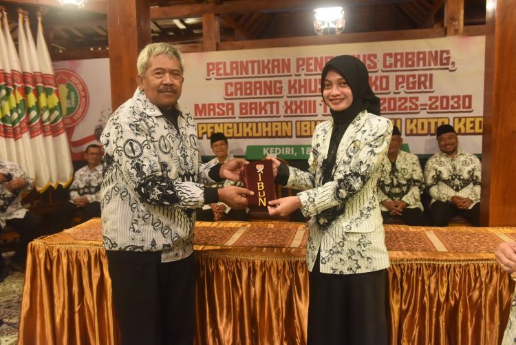 Mbak Wali Kediri Resmi Jadi Ibunda Guru Kota Kediri, Ajak PGRI Kolaborasi Majukan Pendidikan. Foto : Dok. Pemkot Kediri