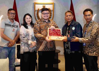 Momen Mas Dhito dan Mbak Cicha Bertemu dan Video Call Guru SMA