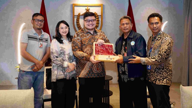 Momen Mas Dhito dan Mbak Cicha Bertemu dan Video Call Guru SMA