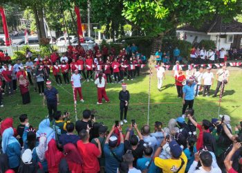 Mbak Wali Ikut Meriahkan Lomba Peringatan HUT RI Ke-80 Bersama Pegawai Pemkot Kediri. Foto : Dok. Pemkot Kediri
