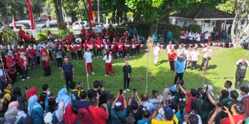 Mbak Wali Ikut Meriahkan Lomba Peringatan HUT RI Ke-80 Bersama Pegawai Pemkot Kediri. Foto : Dok. Pemkot Kediri