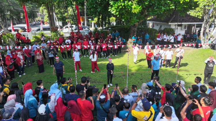Mbak Wali Ikut Meriahkan Lomba Peringatan HUT RI Ke-80 Bersama Pegawai Pemkot Kediri. Foto : Dok. Pemkot Kediri