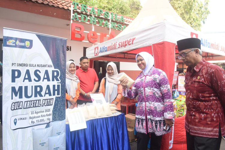 Tinjau Pasar Murah Hari Lahir Ke-80 Kejaksaan Negeri, Gus Qowim: Kegiatan Ini Berikan Manfaat Nyata Bagi Masyarakat. Foto : Dok. Pemkot Kediri