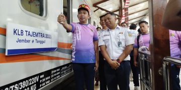 Bupati Jember Muhammad Fawait bersama Vice President Daop 9 Jember, Hengky Prasetyo saat memberangkatkan peserta Tajemtra 2025