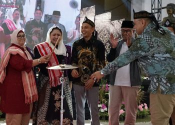 Gus Qowim Dampingi Staf Khusus Menteri Kebudayaan Bidang Hukum dan Kekayaan Intelektual Buka Pekan Budaya dan Festival Musik 2025. Foto : Dok. Pemkot Kediri