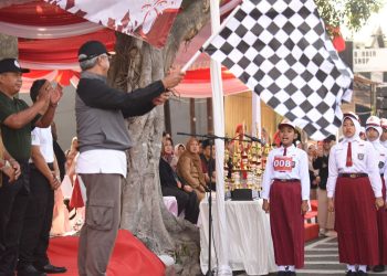 Ribuan Pelajar Semarakkan Lomba Baris SD/MI, Gus Qowim Berangkatkan dan Beri Semangat. Foto : Dok. Pemkot Kediri