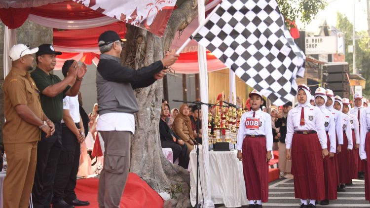 Ribuan Pelajar Semarakkan Lomba Baris SD/MI, Gus Qowim Berangkatkan dan Beri Semangat. Foto : Dok. Pemkot Kediri