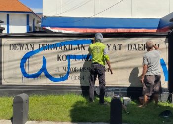 Vandalisme, Papan Nama DPRD Kota Kediri Digambar Tak Senonoh