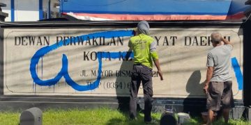 Vandalisme, Papan Nama DPRD Kota Kediri Digambar Tak Senonoh