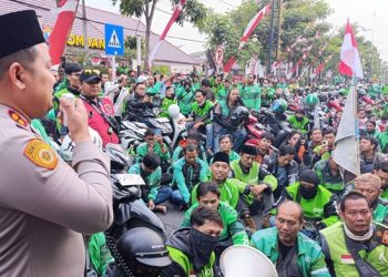 Ratusan Driver Ojol Geruduk Polres Jombang