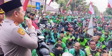 Ratusan Driver Ojol Geruduk Polres Jombang
