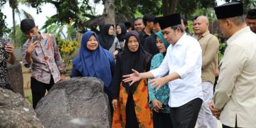 Bupati Jember, Muhammad Fawait saat mengunjungi situs duplang di Desa Kamal, Kecamatan Arjasa