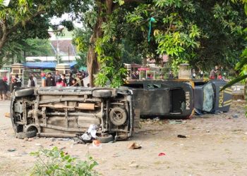Unjuk Rasa di Mapolresta Kediri Rusuh, 4 Mobil Polisi Dirusak