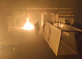 Giliran Kantor Bupati Kediri dan DPRD Dibakar Massa