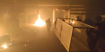 Penjarahan dan pembakaran di kantor Bupati Kediri. Foto: bacaini/AK Jatmiko