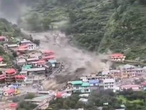 banjir bandang di India mengakibatkan 4 orang tewas dan ratusan hilang