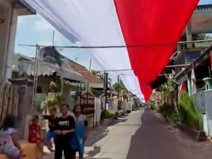 Bendera merah putih raksasa yang terbentang di Kediri