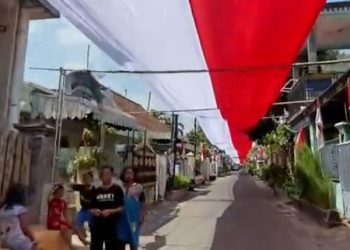 Bendera merah putih raksasa yang terbentang di Kediri