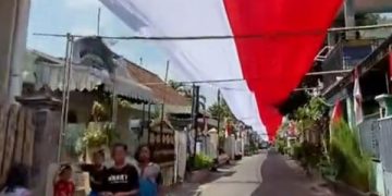 Bendera merah putih raksasa yang terbentang di Kediri