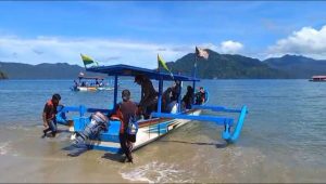 bendera one piece berkibar di perahu acara Kemenparekraf Trenggalek