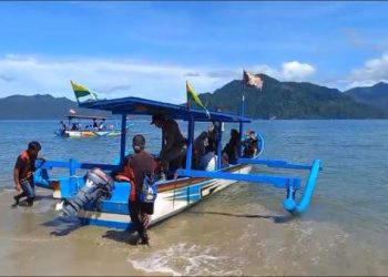 bendera one piece berkibar di perahu acara Kemenparekraf Trenggalek